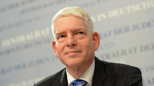 Zentralrat der Juden wählt neuen Präsidenten - Josef Schuster, neu gewählter Präsident des Zentralrats der Juden in Deutschland, blickt am 30.11.2014 im Ignatz-Bubis-Gemeindezentrum in Frankfurt am Main (Hessen) in die Runde. Schuster ist auf der Ratsversammlung für vier Jahre zum neuen Präsidenten gewählt worden. Foto: Arne Dedert/dpa +++(c) dpa - Bildfunk+++ Zentralrat der Juden wählt neuen Präsidenten - Josef Schuster, neu gewählter Präsident des Zentralrats der Juden in Deutschland, blickt am 30.11.2014 im Ignatz-Bubis-Gemeindezentrum in Frankfurt am Main (Hessen) in die Runde. Schuster ist auf der Ratsversammlung für vier Jahre zum neuen Präsidenten gewählt worden. Foto: Arne Dedert/dpa +++(c) dpa - Bildfunk+++