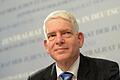Zentralrat der Juden wählt neuen Präsidenten       -  Josef Schuster, neu gewählter Präsident des Zentralrats der Juden in Deutschland, blickt am 30.11.2014 im Ignatz-Bubis-Gemeindezentrum in Frankfurt am Main (Hessen) in die Runde. Schuster ist auf der Ratsversammlung für vier Jahre zum neuen Präsidenten gewählt worden. Foto: Arne Dedert/dpa +++(c) dpa - Bildfunk+++