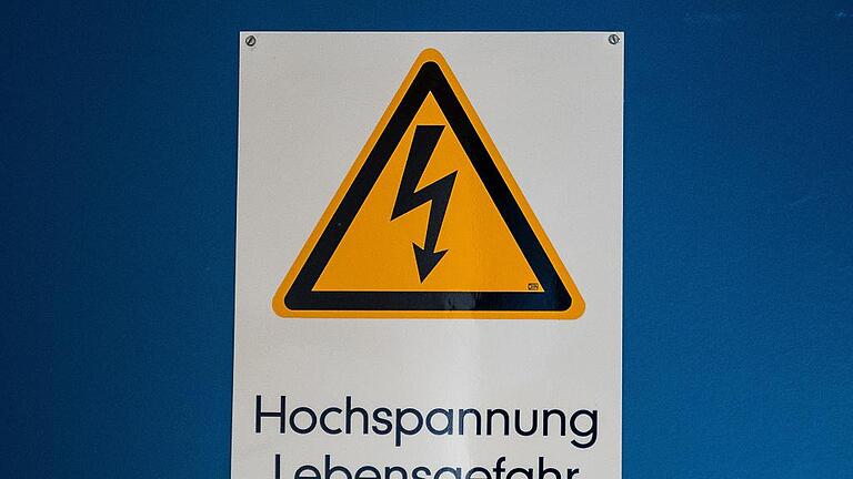 Unfallfrei – seit Beginn der 1980er Jahre ist das Hochspannungslabor der Hochschule in Betrieb. Unfallfrei – seit Beginn der 1980er Jahre ist das Hochspannungslabor der Hochschule in Betrieb.