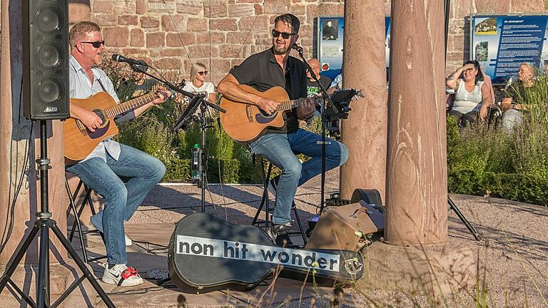 Mit Live-Musik unterhielt das Duos 'Non Hit Wonder' bei wundervoller Abendstimmung die Gäste des Kulturpicknicks hoch über den Dächern der Gemündener Altstadt im Kulturdenkmal Ronkarzgarten.