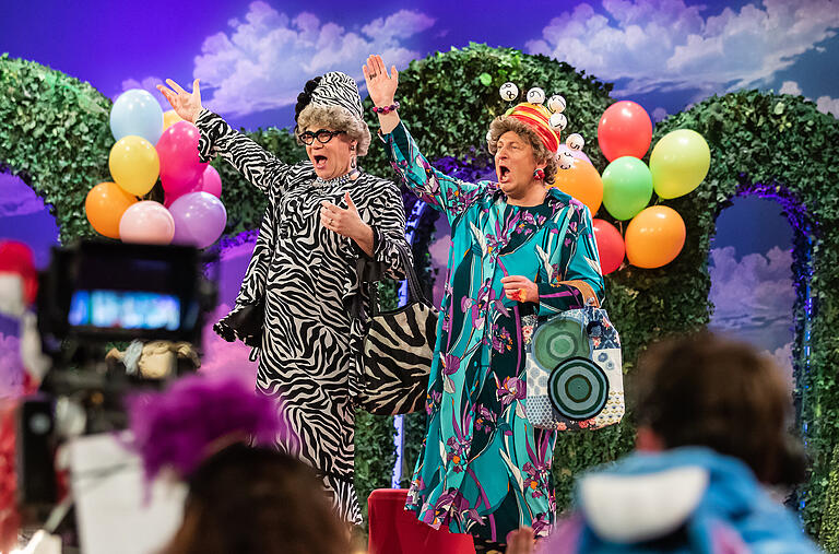 Martin Rassau (links) und Volker Heißmann in ihrer Paraderolle als 'Waltraud & Mariechen' bei der 'Fastnacht in Franken'. Martin Rassau (links) und Volker Heißmann in ihrer Paraderolle als 'Waltraud & Mariechen' bei der 'Fastnacht in Franken'.