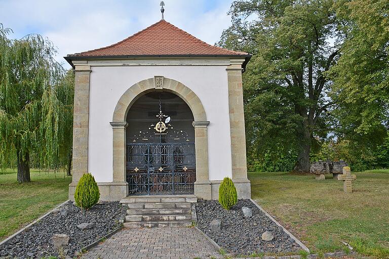 In Großeibstadt können künftig Trauungen an der Kriegergedächtniskapelle vollzogen werden. Dafür gab es grünes Licht im Gemeinderat. In Großeibstadt können künftig Trauungen an der Kriegergedächtniskapelle vollzogen werden. Dafür gab es grünes Licht im Gemeinderat.