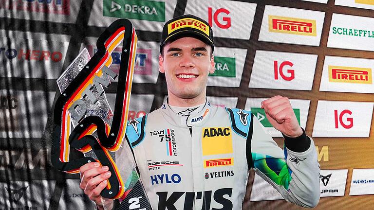 Laurin Heinrich fuhr beim zweiten DTM-Rennen am Sonntag auf dem Nürburgring auf den zweiten Platz und stand erstmals in seiner Karriere auf dem Siegerpodest. Laurin Heinrich fuhr beim zweiten DTM-Rennen am Sonntag auf dem Nürburgring auf den zweiten Platz und stand erstmals in seiner Karriere auf dem Siegerpodest.