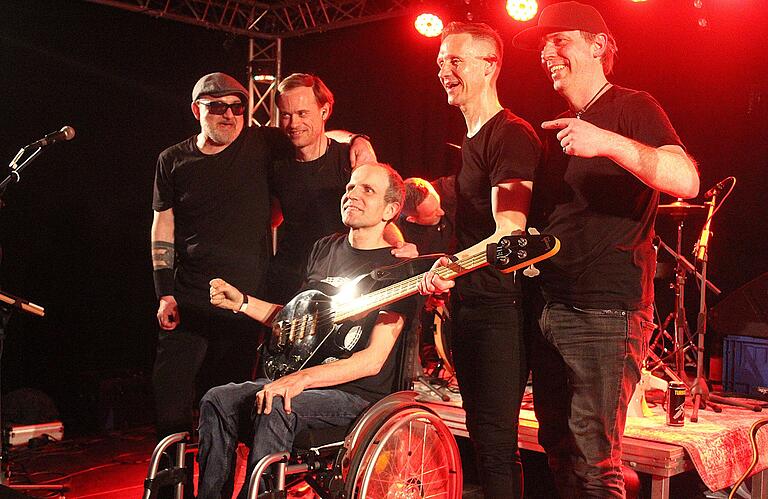 Zum Abschluss von Eis holte die Gerolzhöfer Band ihren Ex-Bassisten Christian Hauck mit auf die Bühne. Zum Abschluss von Eis holte die Gerolzhöfer Band ihren Ex-Bassisten Christian Hauck mit auf die Bühne.