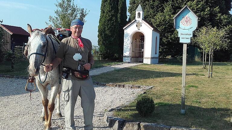 Rüdiger Staab aus Partenstein wollte mit seiner Apploosa-Stute Wenona über den Jakobsweg nach Santiogo de Compostela pilgern. In Le Puy in Südfrankreich mussten sie die Tour unterbrechen: Wenona wegen einer verletzten Hufs, Staab wegen eines verltzten Knies.