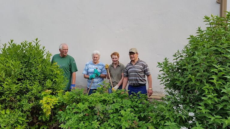 Mitglieder des OVG tragen mit ihrer Arbeit zur Verschönerung des Ortsbildes bei (von links): Hans Weigand, Rosa Weinacht, Juliane Sauer und Gregor Breunig. Mitglieder des OVG tragen mit ihrer Arbeit zur Verschönerung des Ortsbildes bei (von links): Hans Weigand, Rosa Weinacht, Juliane Sauer und Gregor Breunig.