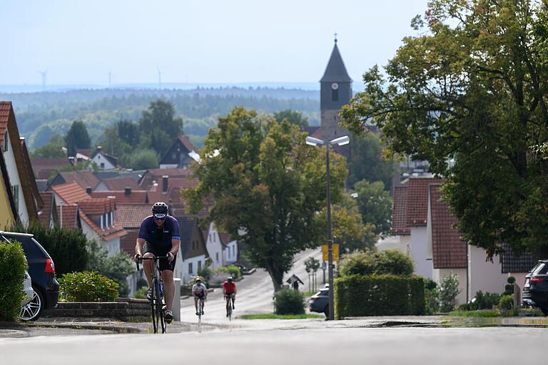 Die wahrscheinlich geräumigste Ortsdurchfahrt der Rhön gibt es in Sandberg. Hier geht es stramm bergauf. Die wahrscheinlich geräumigste Ortsdurchfahrt der Rhön gibt es in Sandberg. Hier geht es stramm bergauf.