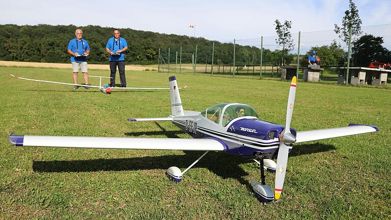 Mit einer Schleppmaschine, einem motorbetriebenen Modell, werden die Mini-Segelflieger in den Himmel gezogen.