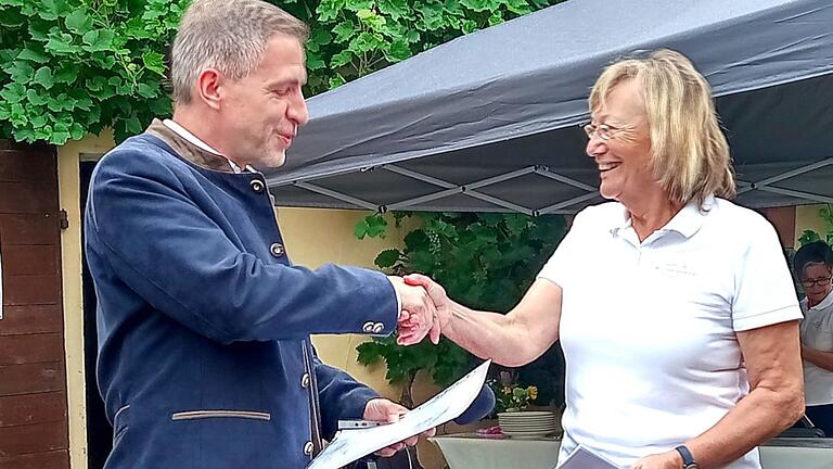 Bezirksvorsitzender Thorsten Schwab überreicht eine Spende zum 50. Geburtstag an die Vorsitzende Erika Diener vom Heimat- und Verschönerungsverein.