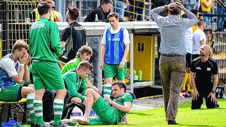 Schlusspfiff auf der Grünen Au: Das 0:0 bei der SpVgg Bayern Hof war für die Grabfeld-Gallier zu wenig, um Meister der Bayernliga Nord zu werden. Den Großbardorfer Trainer Dominik Schönhöfer (rechts) zwingt der Moment der Enttäuschung in die Knie.