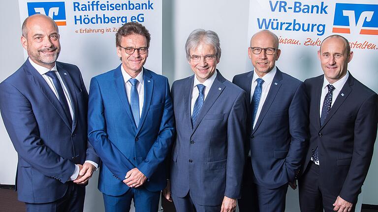 Von links: Christian Bauer und Norbert Dorbath (Vorsitzender), Vorstandsmitglieder der Raiffeisenbank Höchberg eG, Rainer Wiederer (Vorstandssprecher), Joachim Erhard (stv. Vorstandssprecher), Claus Reder, Vorstand der VR Bank Würzburg.