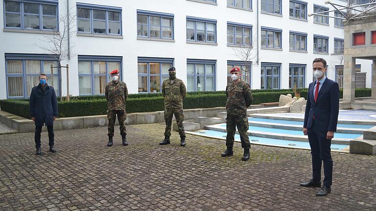 Ein Besuch bei den Bundeswehrsoldaten im Landratsamt (von links):&nbsp;Schweinfurts Oberbürgermeister Sebastian Remelé, Oberstleutnant der Reserve Mathias Ritzmann, Leutnant Maximilian Merten (stellvertretend für die Truppe), Oberstleutnant der Reserve Thomas Strobel und Landrat Florian Töpper