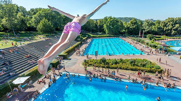 Jedes Jahr verbringen zahlreiche Menschen die heißen Sommertage im Würzburger Dallenbergbad (Archivfoto).