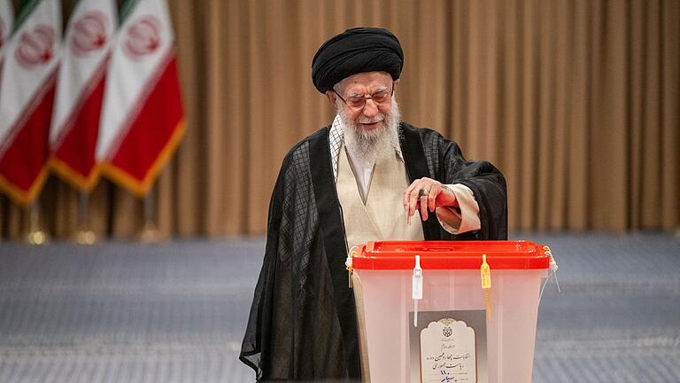 Präsidentenwahl im Iran       -  Staatsoberhaupt Chamenei eröffnet mit der Stimmabgabe die Wahl.