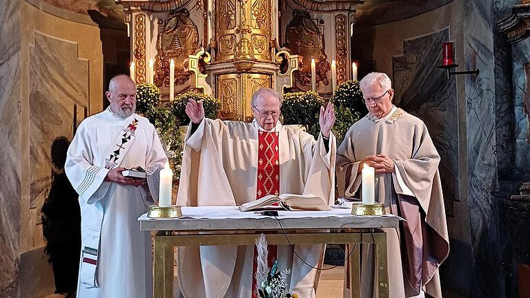 Pfarrer Balthasar Amberg zelebriert seinen Dankgottesdienst in der Pfarrkirche „Alle Heiligen“ in Ebenhausen. Rechts Prof. Dr. Gerhard Stanke und links Dr. Unisa Klaus Eckert.       -  Pfarrer Balthasar Amberg zelebriert seinen Dankgottesdienst in der Pfarrkirche „Alle Heiligen“ in Ebenhausen. Rechts Prof. Dr. Gerhard Stanke und links Dr. Unisa Klaus Eckert.