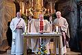 Pfarrer Balthasar Amberg zelebriert seinen Dankgottesdienst in der Pfarrkirche „Alle Heiligen“ in Ebenhausen. Rechts Prof. Dr. Gerhard Stanke und links Dr. Unisa Klaus Eckert.       -  Pfarrer Balthasar Amberg zelebriert seinen Dankgottesdienst in der Pfarrkirche „Alle Heiligen“ in Ebenhausen. Rechts Prof. Dr. Gerhard Stanke und links Dr. Unisa Klaus Eckert.