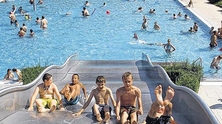 Gruppenspaß: Nach der Warterei auf der Wendetreppe werden die Wasserratten mit der Riesenrutsche belohnt.