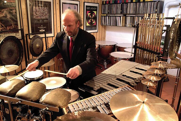 Bernd Kremling kann ein riesiges Percussions-Instrumentarium bedienen: Gongs, Becken, Pauken, Glocken, Trommeln jeder Art sowie Mallet-Instrumente wie Xylophon, Vibraphon oder Marimbaphon.