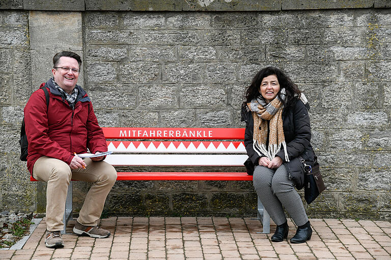 Landratskandidatin Christine Haupt-Kreutzer mit Reporter Ernst Lauterbach auf dem Mitfahrerbänkle in Wolkshausen.