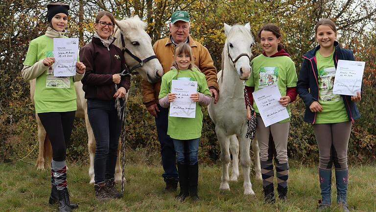 Im Bild (von links): Anna Schmitt (Junior 3), Simone Kolb (Ausbilderin), Eberhard Reichert (Prüfer), Mila Jakob (Junior2), Tonia Kolb (Junior 3) und Fiona Bauer (Junior 2).