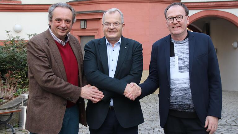 Das neue IHK-Gremium Kitzingen hat sich konstituiert. Von links: Radu Ferendino, IHK-Bereichsleiter Kommunikation, gratuliert dem neuen Vorsitzenden, Bernhard Etzelmüller (Wiedenmann Seile Marktsteft) und seinem Stellvertreter Jochen Freier (jfnetwork Kitzingen).