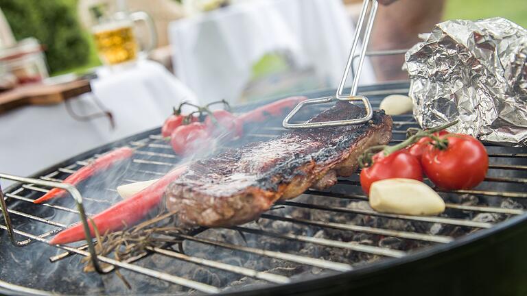 Holzkohlegrill.jpeg       -  Im Garten unproblematisch, auf dem Balkon eher nicht: grillen auf einem Holzkohlegrill.