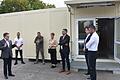 Über die Fertigstellung der Gemeinschaftsunterkunft in einer Wohncontainer-Anlage auf dem Gelände des Straßenmeisterei-Stützpunktes Weikersheim informierten sich Landrat Christoph Schauder (links) und Bürgermeister Nick Schuppert (rechts).