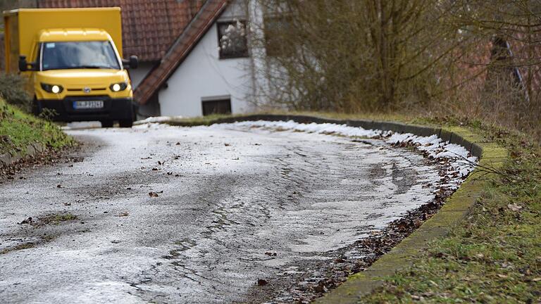 Die Asphaltdecke am Hirtenberg in Mühlfeld droht abzurutschen und muss daher aufwendig saniert werden.