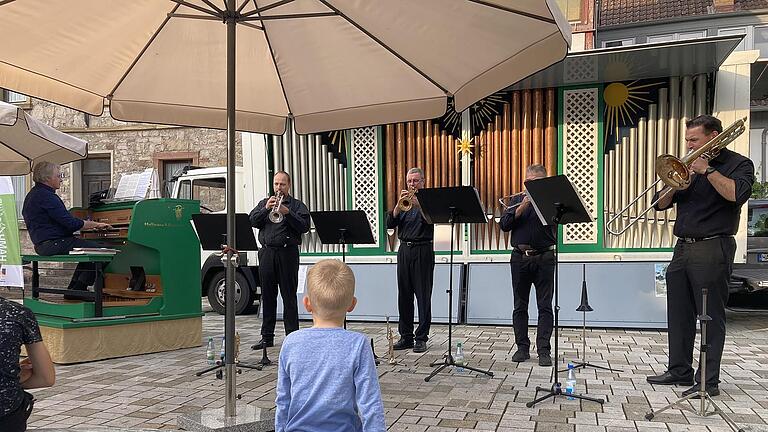 Platz in der ersten Reihe beim Abschlusskonzert zum Rhöner Orgelsommer in Hammelburg am Viehmarkt. - Platz in der ersten Reihe beim Abschlusskonzert zum Rhöner Orgelsommer in Hammelburg am Viehmarkt. Platz in der ersten Reihe beim Abschlusskonzert zum Rhöner Orgelsommer in Hammelburg am Viehmarkt. - Platz in der ersten Reihe beim Abschlusskonzert zum Rhöner Orgelsommer in Hammelburg am Viehmarkt.
