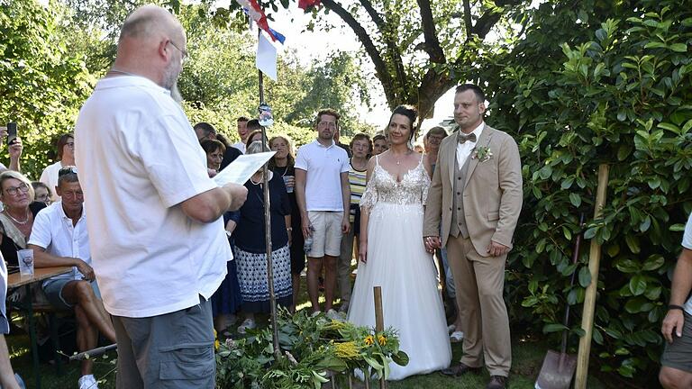 Die Pflanzaktion beobachteten Freunde und Verwandte am Hochzeitstag von Tobias und Sabrina Hendrich.