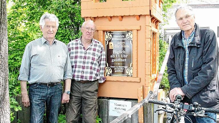 Die Organisatoren unter sich: Für die Freitagswanderer, eine Gruppe der Sektion Schweinfurt des Deutschen Alpenvereins, sind (v.l.) Werner Manger und Alfred Derleth sowie Otto Schramm zuständig, der die Radwanderungen organisiert.