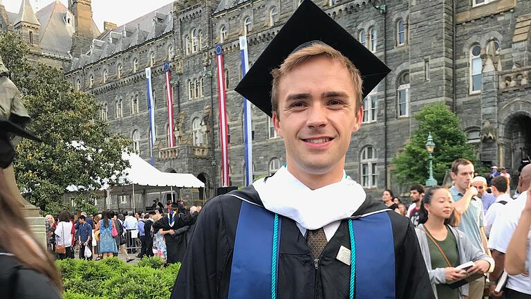 Julian Müller-Kaler im standesgemäßen Outfit nach der Graduierungsfeier an der Georgetown University in Washington D.C.. 