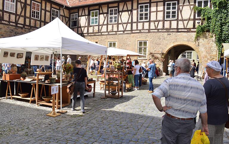 Historisches Ambiente: Auch der Innenhof des Museums Schloss Glücksburg diente den knapp 60 Ausstellern als Bühne.