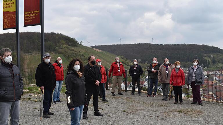 DGB-Ortsverbandsvorsitzender von Ramsthal Xaver Kerber (3. von links) und Kreisvorsitzender Gerhard Klamet (5. von links) hatten zum 1. Mai die Mitglieder zu einer Kundgebung am terroir-f bei Ramsthal geladen.       -  DGB-Ortsverbandsvorsitzender von Ramsthal Xaver Kerber (3. von links) und Kreisvorsitzender Gerhard Klamet (5. von links) hatten zum 1. Mai die Mitglieder zu einer Kundgebung am terroir-f bei Ramsthal geladen.