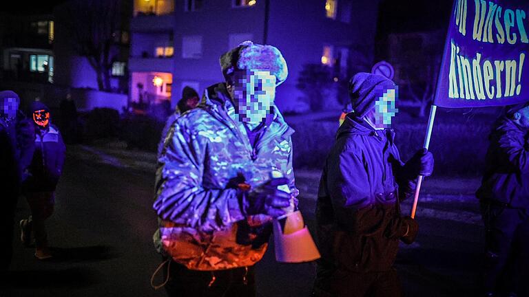 An 'Querdenker'-Demos im Landkreis Haßberge sind laut Polizei immer noch Rechtsextreme beteiligt. Für den Protestzug in Würzburg wird ein friedlicher Verlauf erwartet.