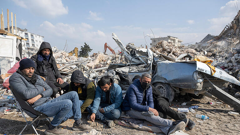 dpa_5FAC9600D2C81B5E.jpg       -  Jetzt noch Überlebende zu finden, ist fast aussichtslos. Und doch geben Helfer – wie diese völlig erschöpften Männer im türkischen Antakya – nicht auf.