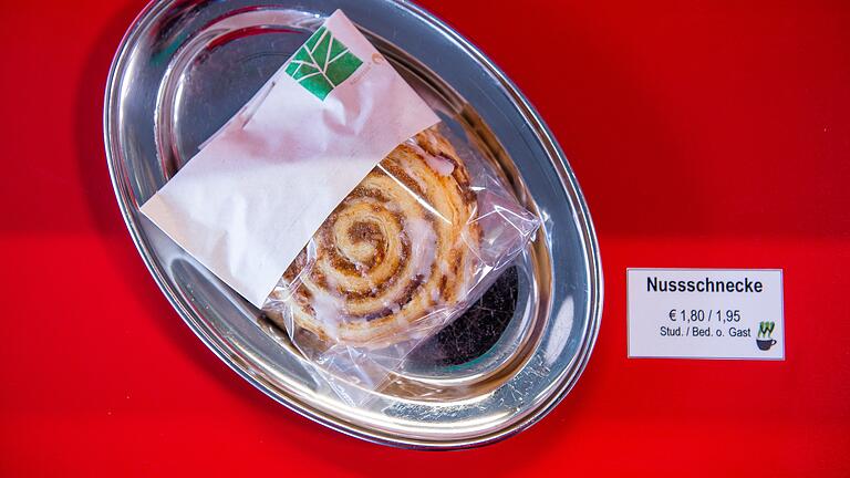 Zu teuer? Für die Nussschnecke bezahlen Würzburger Studierende in der Cafeteria 1,80 Euro, Angestellte oder Gäste 1,95 Euro. Zu teuer? Für die Nussschnecke bezahlen Würzburger Studierende in der Cafeteria 1,80 Euro, Angestellte oder Gäste 1,95 Euro.