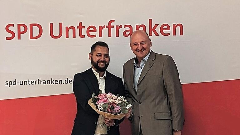 Tanyel Tas (links) aus Schweinfurt ist der Europakandidat der Unterfranken-SPD. Das Bild zeigt ihn nach seiner Nominierung mit dem Bezirksvorsitzenden Bernd Rützel.