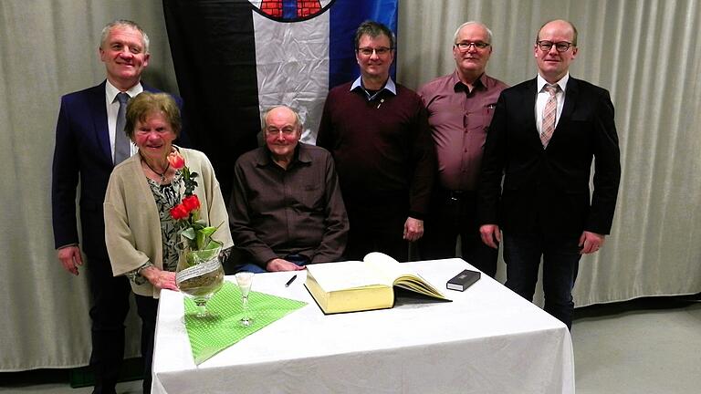 Ehrungen beim Neujahrsempfang der Gemeinde Burglauer (von links) Bürgermeister Marco Heinickel, Anni Heinickel, Edgar Erhard, Markus Ledermann, Engelbert Beck und stellvertretender Bürgermeister Carsten Voll.