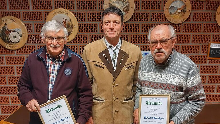 Für 50-jährige Mitgliedschaft konnte Vorsitzender Dieter Manger Richard (links) und Philipp Benkert (rechts) auszeichnen. Alexandra Werner (25-jährige Vereinszugehörigkeit) war bei der Versammlung nicht anwesend).