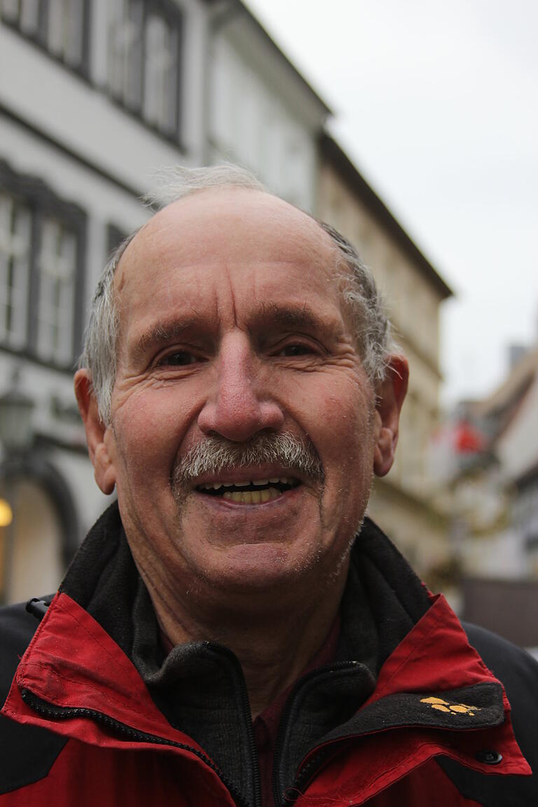 Hans-Joachim Müller, 71, Mainstockheim: 'Stille Nacht' kennt jeder. Das geht einfach ins Ohr. Wir haben dieses Weihnachtslied immer im Kindergarten gesungen. Zuhause haben wir es im Radio oder auf Schallplatte gehört. Ich bin kein großer Sänger. Aber dieses Lied höre ich gern. Leider ist meine Ehefrau im Pflegeheim und ich lebe alleine. Deshalb macht mich dieses Lied etwas melancholisch, wenn ich es an Weihnachten höre. Aber ich finde es trotzdem schön, besonders, wenn es in der Weihnachtsmette erklingt.