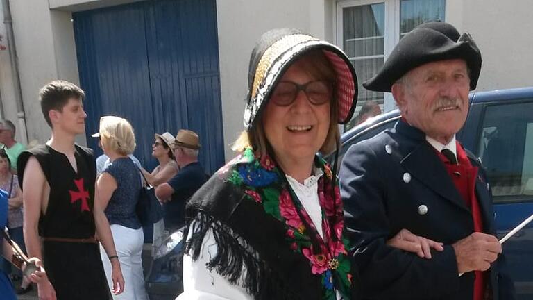 In Sennfelder Tracht vertraten Kurt Vogel und seine Frau Anna Margareta die Region Schweinfurt beim Mittelalterfest in Schweinfurts französischer Partnerstadt Châteaudun. In Sennfelder Tracht vertraten Kurt Vogel und seine Frau Anna Margareta die Region Schweinfurt beim Mittelalterfest in Schweinfurts französischer Partnerstadt Châteaudun.