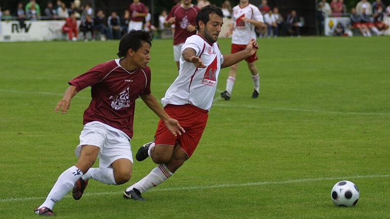 &nbsp;Wird Coach in Lengfeld: Okan Delihasan (hier 2008 im Duell mit dem Wiesentheider Andreas Ganzinger), der auch schon für den TSV am Ball war.