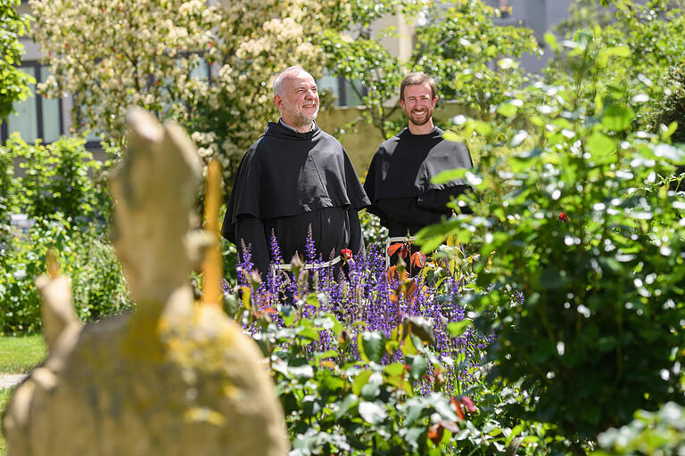 Bruder Josef (links) und Bruder Markus im Garten des Franziskaner-Minoritenklosters in der Franziskanergasse in Würzburg.