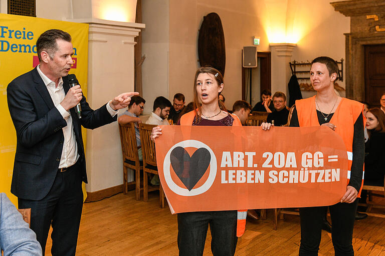 Christian Dürr ludt Leonie Keupp&nbsp; (Mitte) und Johanna Sing zu sich nach Berlin ein.