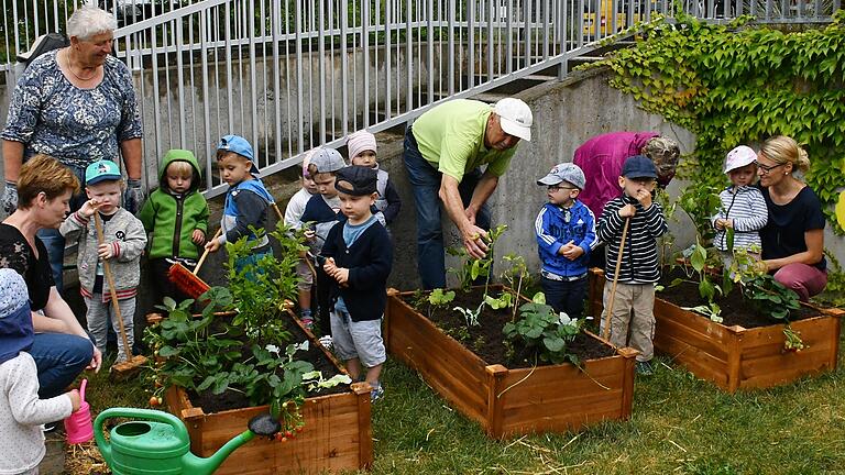 Für das Kinderland spendierte der Obst- und Gartenbauverein Bad Königshofen Hochbeete.