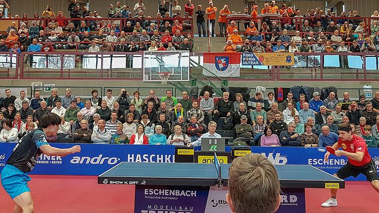 Zugpferd und Publikumsliebling Timo Boll (rechts) war in den letzten Jahren immer in Bad Königshofen dabei. Diesmal hofft man selbst in Bad Königshofen auf die bestmögliche Aufstellung der Düsseldorfer. Das Bild entstand im November 2022 beim Spiel gegen Yukiya Uda in der Shakehands-Arena.