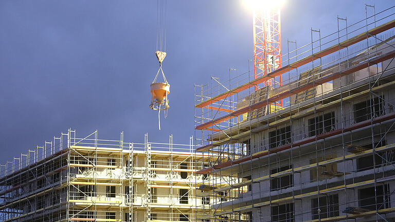 Sorgenkind Wohnungsbau.jpeg       -  ARCHIV - 17.11.2023, Sachsen, Leipzig: Rohbauten für Wohnhäuser werden in der Dämmerung beleuchtet. Die ostdeutsche Baubranche blickt wegen der Krise im Wohnungsbau angespannt auf das Jahr 2024 (zu dpa «Sorgenkind Wohnungsbau - Angespannte Lage in ostdeutscher Baubranche ») Foto: Sebastian Willnow/dpa +++ dpa-Bildfunk +++