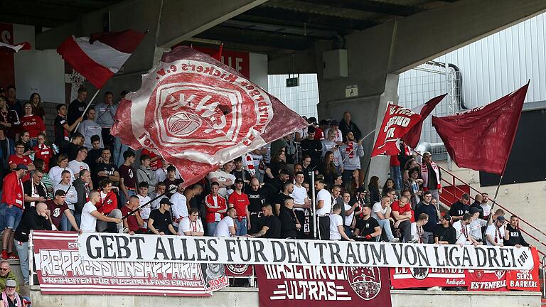 Das passende Liedgut für die Aufstiegsspiele haben die Fans schon parat: 'Gebt Leidenschaft und viel Willenskraft, gebt alles für den Traum, denn bald habt ihr´s geschafft. Rot-weiß in Liga drei, wir drehen völlig frei, drum seid dabei und stimmt mit ein.'