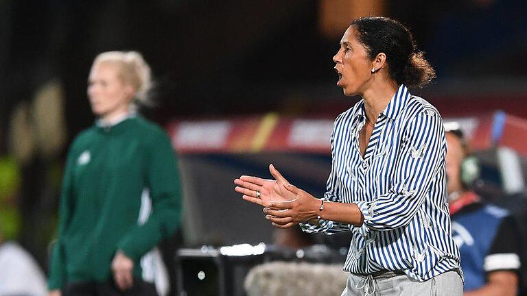 Verbesserungsbedarf       -  Bundestrainerin Steffi Jones war nicht komplett zufrieden mit ihrem Team.